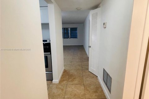 Condominio en venta en Miami, Florida, 1 dormitorio, 88.63 m2 № 1752771 - foto 10