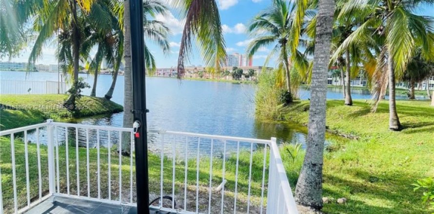 Condominio en Miami, Florida, 1 dormitorio № 1752771