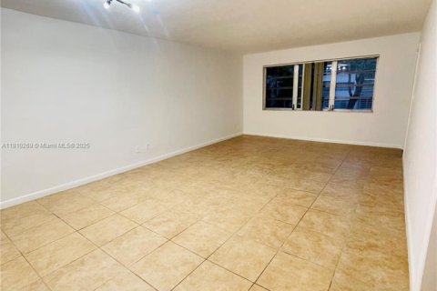 Condominio en venta en Miami, Florida, 1 dormitorio, 88.63 m2 № 1752771 - foto 11