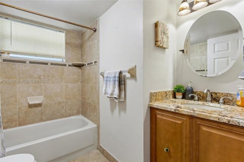 Condo in Lake Worth, Florida, 3 bedrooms  № 1997900 - photo 16