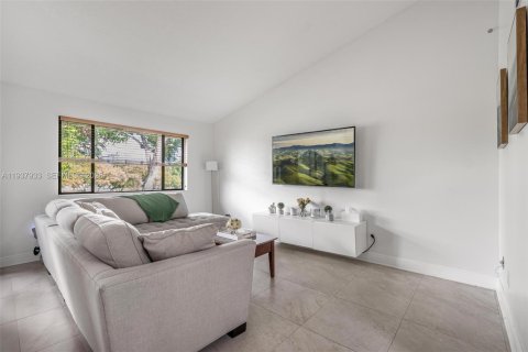 Condo in Plantation, Florida, 2 bedrooms  № 1999136 - photo 9