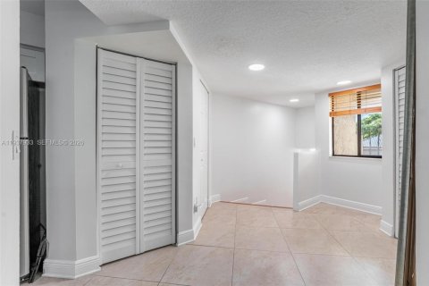 Condo in Plantation, Florida, 2 bedrooms  № 1999136 - photo 19