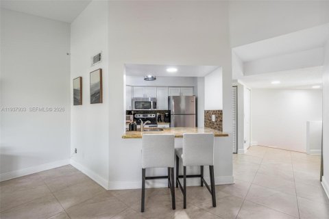 Condo in Plantation, Florida, 2 bedrooms  № 1999136 - photo 17