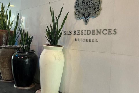 Condo in Miami, Florida, 2 bedrooms  № 1994590 - photo 1