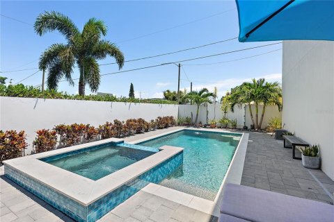 House in Saint Petersburg, Florida 4 bedrooms, 226.87 sq.m. № 1854185 - photo 3
