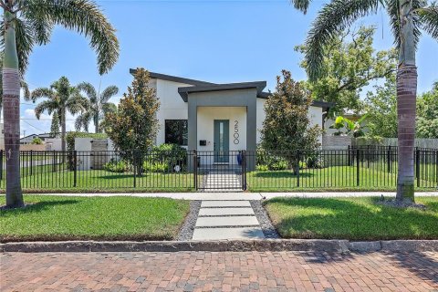 Casa en alquiler en Saint Petersburg, Florida, 4 dormitorios, 226.87 m2 № 1854185 - foto 1