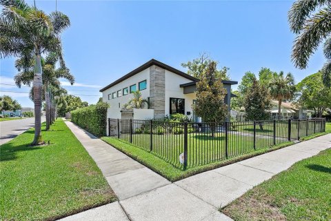 House in Saint Petersburg, Florida 4 bedrooms, 226.87 sq.m. № 1854185 - photo 6