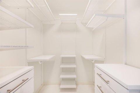 Condo in Miami, Florida, 2 bedrooms  № 1956834 - photo 13