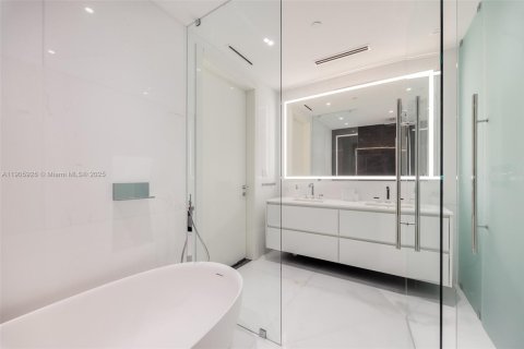 Condo in Miami, Florida, 2 bedrooms  № 1956834 - photo 16
