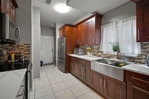 Villa ou maison à vendre à Tampa, Floride: 5 chambres, 150.87 m2 № 1733417 - photo 4