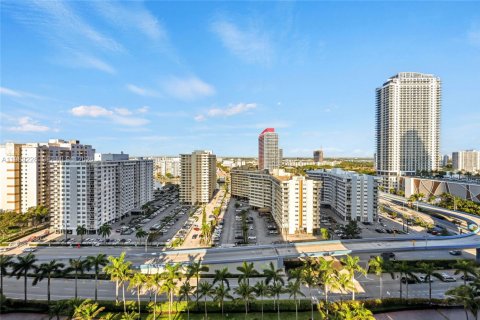Condo in Hallandale Beach, Florida, 1 bedroom  № 2053069 - photo 2