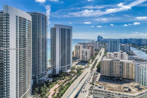 Condo in Hallandale Beach, Florida, 1 bedroom  № 2053069