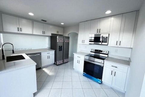 House in Miami, Florida 4 bedrooms, 190.64 sq.m. № 1953364 - photo 11