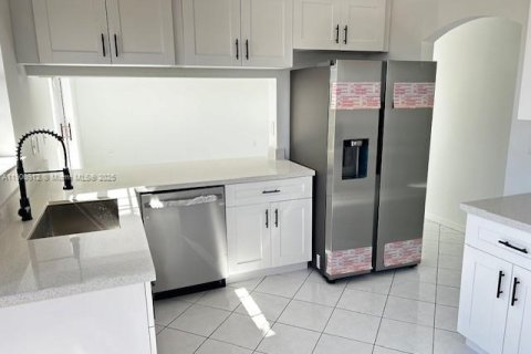 House in Miami, Florida 4 bedrooms, 190.64 sq.m. № 1953364 - photo 9