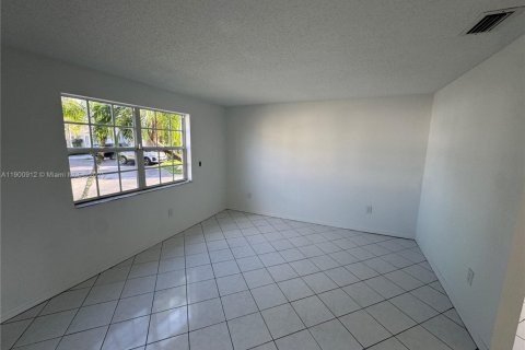 House in Miami, Florida 4 bedrooms, 190.64 sq.m. № 1953364 - photo 14