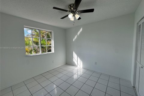 House in Miami, Florida 4 bedrooms, 190.64 sq.m. № 1953364 - photo 18