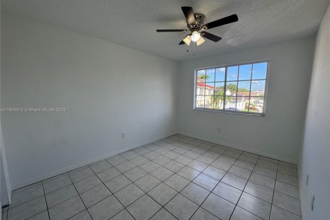 House in Miami, Florida 4 bedrooms, 190.64 sq.m. № 1953364 - photo 16