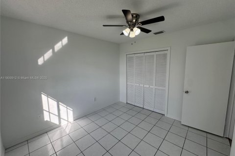 House in Miami, Florida 4 bedrooms, 190.64 sq.m. № 1953364 - photo 19