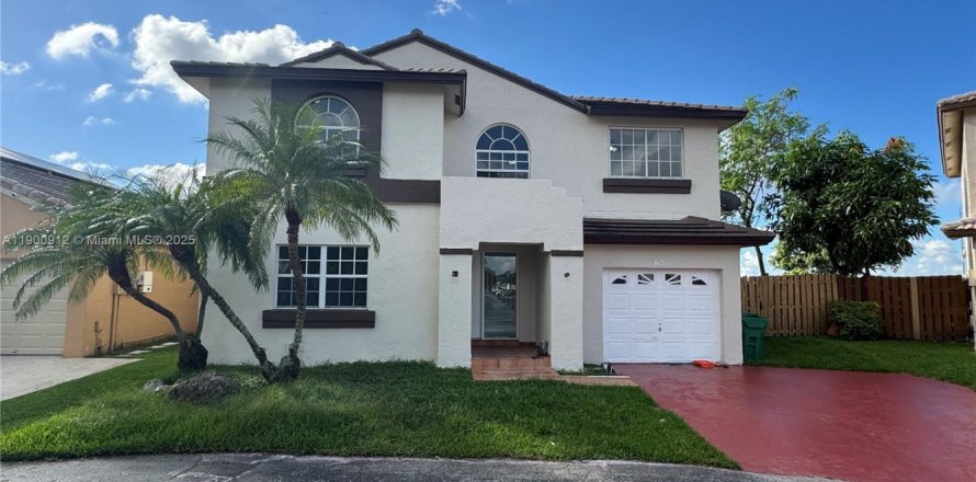 House in Miami, Florida 4 bedrooms, 190.64 sq.m. № 1953364