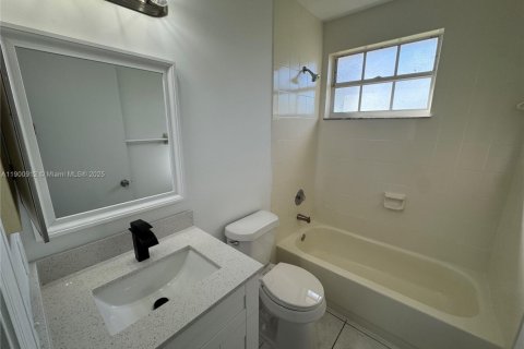 House in Miami, Florida 4 bedrooms, 190.64 sq.m. № 1953364 - photo 20