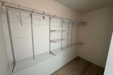 House in Miami, Florida 4 bedrooms, 190.64 sq.m. № 1953364 - photo 27