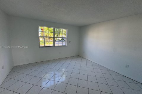 House in Miami, Florida 4 bedrooms, 190.64 sq.m. № 1953364 - photo 13