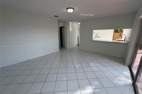 House in Miami, Florida 4 bedrooms, 190.64 sq.m. № 1953364 - photo 7