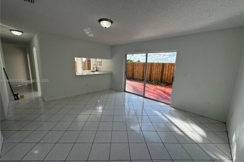 House in Miami, Florida 4 bedrooms, 190.64 sq.m. № 1953364 - photo 6