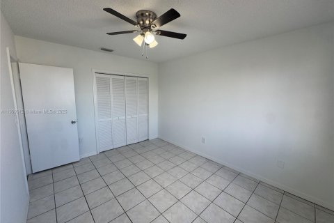 House in Miami, Florida 4 bedrooms, 190.64 sq.m. № 1953364 - photo 17