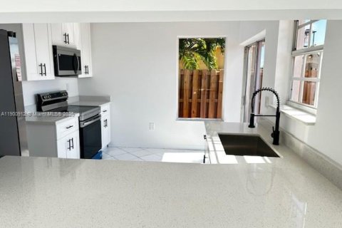 House in Miami, Florida 4 bedrooms, 190.64 sq.m. № 1953364 - photo 8
