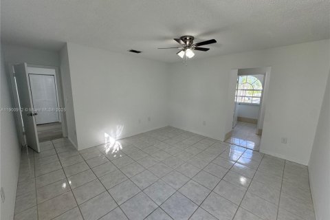 House in Miami, Florida 4 bedrooms, 190.64 sq.m. № 1953364 - photo 25