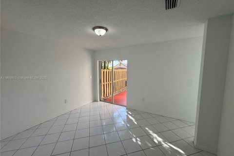 House in Miami, Florida 4 bedrooms, 190.64 sq.m. № 1953364 - photo 12