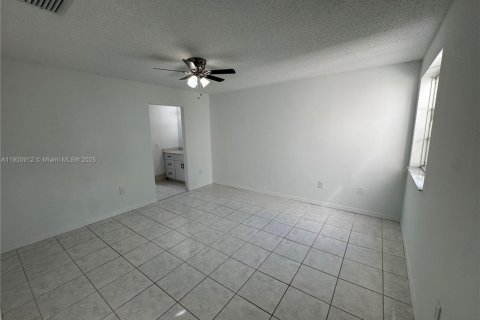 House in Miami, Florida 4 bedrooms, 190.64 sq.m. № 1953364 - photo 24