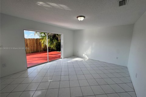 House in Miami, Florida 4 bedrooms, 190.64 sq.m. № 1953364 - photo 5