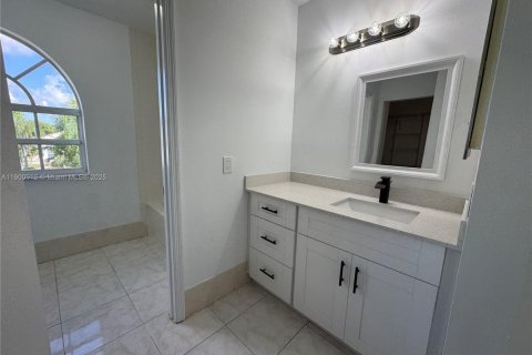 House in Miami, Florida 4 bedrooms, 190.64 sq.m. № 1953364 - photo 23
