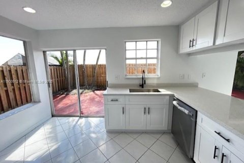 House in Miami, Florida 4 bedrooms, 190.64 sq.m. № 1953364 - photo 10