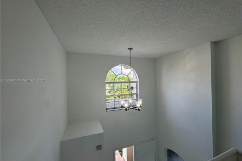 House in Miami, Florida 4 bedrooms, 190.64 sq.m. № 1953364 - photo 4