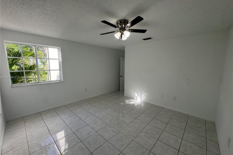 House in Miami, Florida 4 bedrooms, 190.64 sq.m. № 1953364 - photo 26