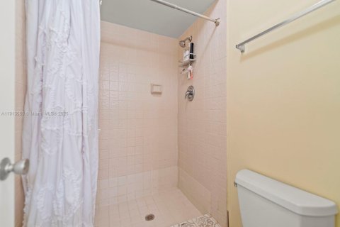 Touwnhouse à vendre à Miami, Floride: 2 chambres, 136.1 m2 № 2015648 - photo 23