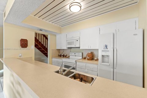 Touwnhouse à vendre à Miami, Floride: 2 chambres, 136.1 m2 № 2015648 - photo 11