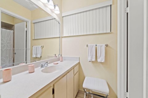 Touwnhouse à vendre à Miami, Floride: 2 chambres, 136.1 m2 № 2015648 - photo 17