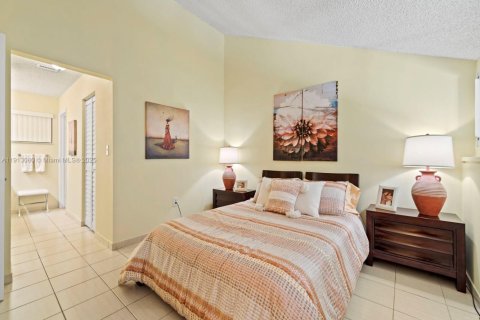 Touwnhouse à vendre à Miami, Floride: 2 chambres, 136.1 m2 № 2015648 - photo 16