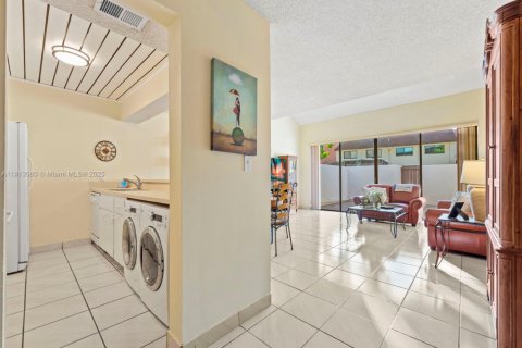 Touwnhouse à vendre à Miami, Floride: 2 chambres, 136.1 m2 № 2015648 - photo 9