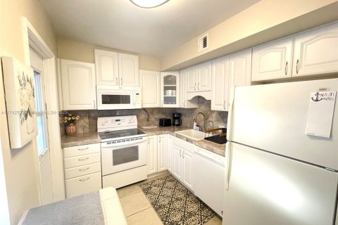 Condo in Pompano Beach, Florida, 2 bedrooms  № 1492204 - photo 2