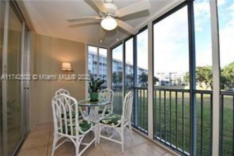 Condo in Pompano Beach, Florida, 2 bedrooms  № 1492204 - photo 12