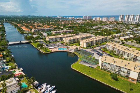 Condominio en venta en Hallandale Beach, Florida, 1 dormitorio, 76.18 m2 № 2171002 - foto 22