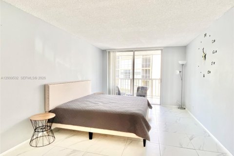 Condominio en venta en Hallandale Beach, Florida, 1 dormitorio, 76.18 m2 № 2171002 - foto 12