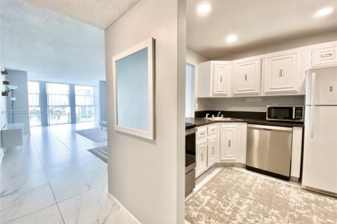 Condominio en venta en Hallandale Beach, Florida, 1 dormitorio, 76.18 m2 № 2171002 - foto 3