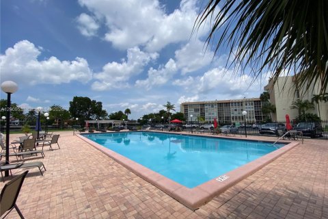 Condominio en venta en Hallandale Beach, Florida, 1 dormitorio, 76.18 m2 № 2171002 - foto 19