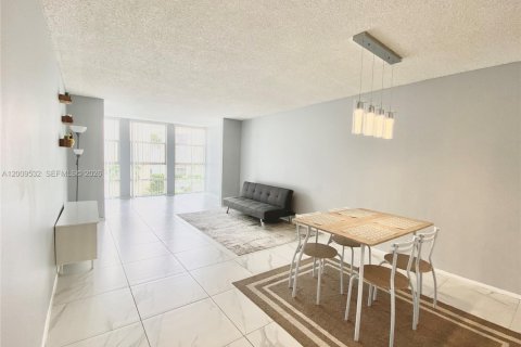 Condominio en venta en Hallandale Beach, Florida, 1 dormitorio, 76.18 m2 № 2171002 - foto 5